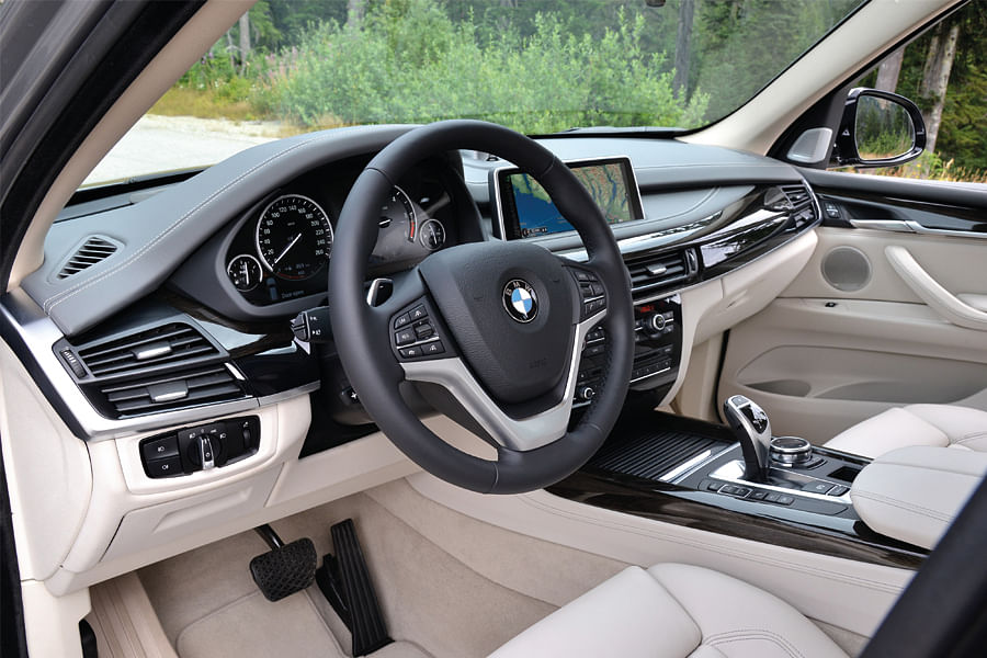Formerly available only for top-end models such as the 7-series, the leather-clad dashboard makes its debut in the X5 as an option.