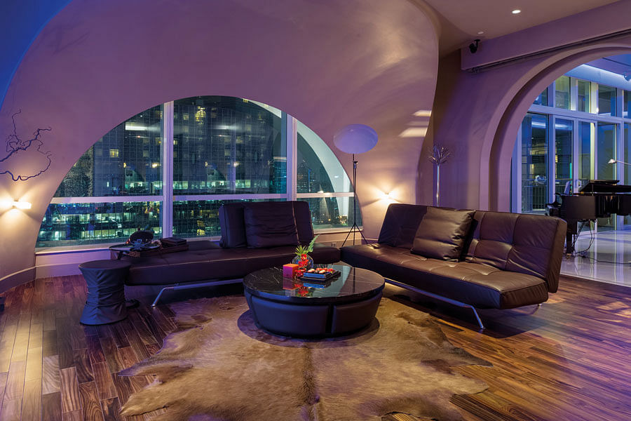 Curved walls and ceilings create a cocooning, cave-like ambience.