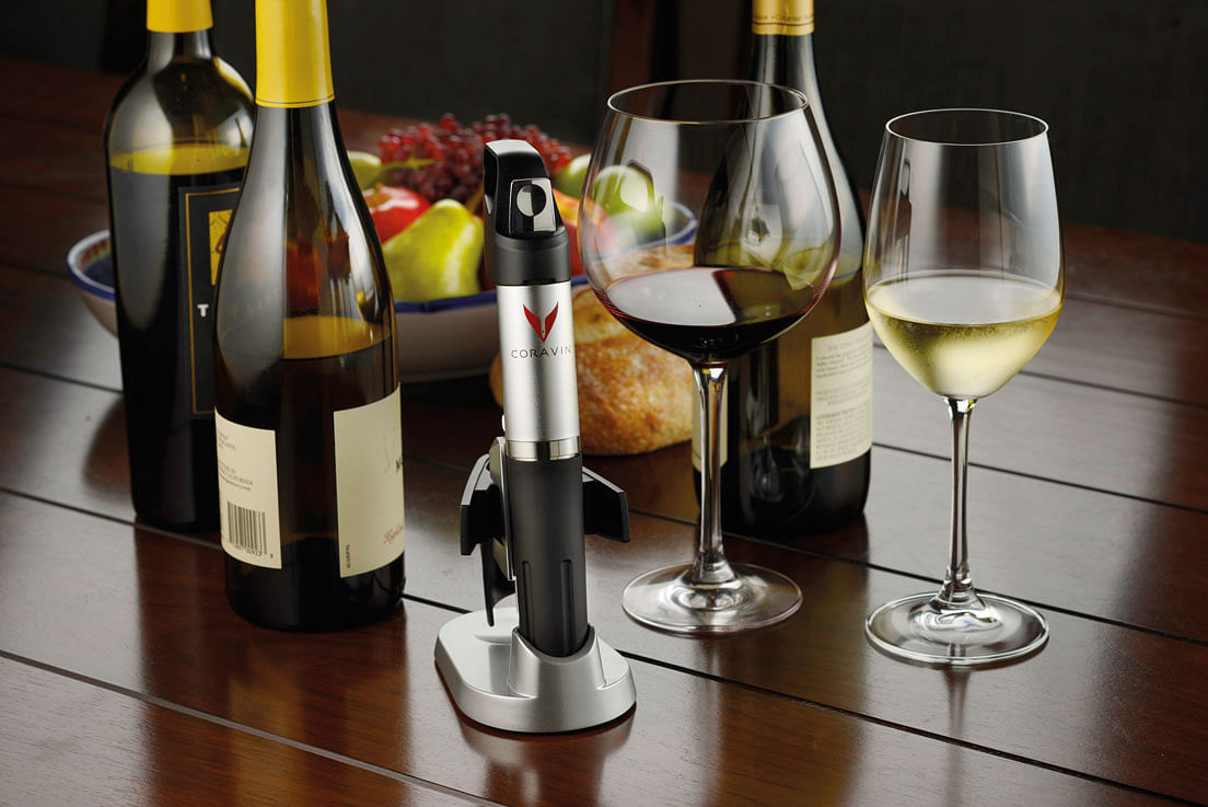 <strong>CORAVIN</strong>: A thin, hollow needle is inserted through a bottle’s cork to create pressure using argon gas. This allows the wine to flow out through the needle without any oxygen entering it. When the needle is removed, the cork reseals itself, protecting the wine from oxidation.