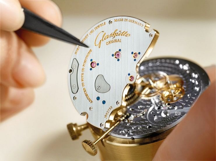 The three-quarter plate is a fine Glashutte tradition.