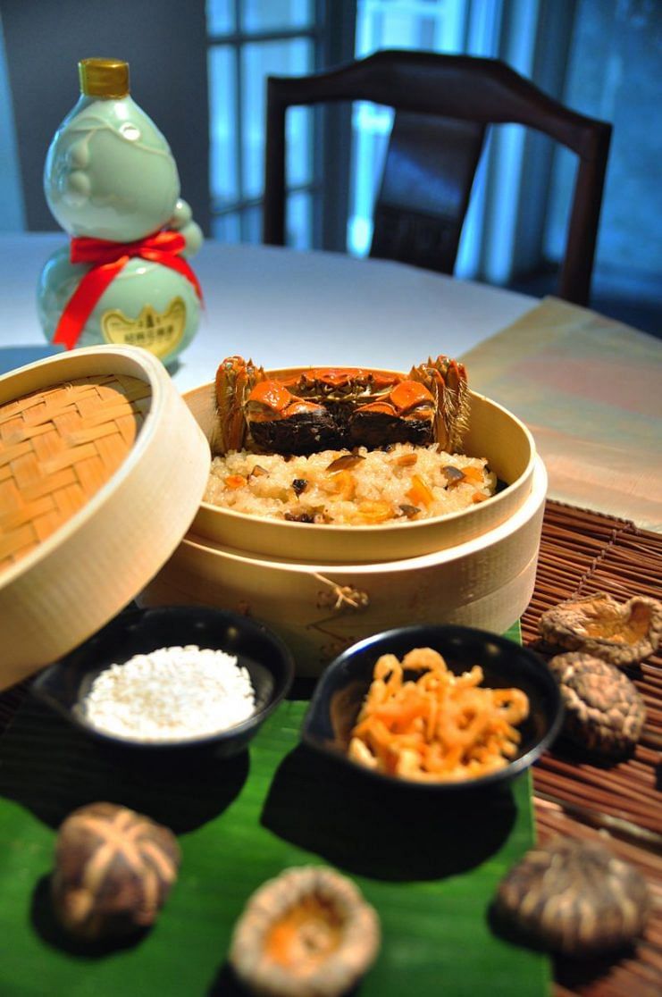 min-jiang-steamed-hairy-crabs-w-glutinous-rice-served-in-bamboo-basket_2