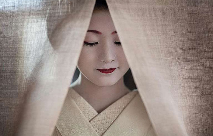 Secret Moments Of Maikos - The Grace, Beauty And Mystery Of Apprentice Geishas by Philippe Marinig 2
