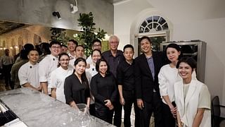 ESM Goh Chok Tong with the SPRMRKT team