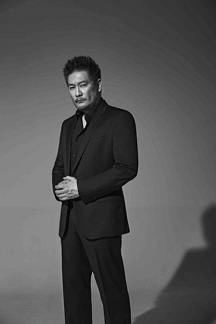 Chatri Sityodtong is wearing a poplin shirt, wool jacket and matching pants from Boss.