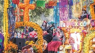 MEXICO CITY, MEXICO - OCTOBER 29, 2016 : Day of the dead parade in Mexico city