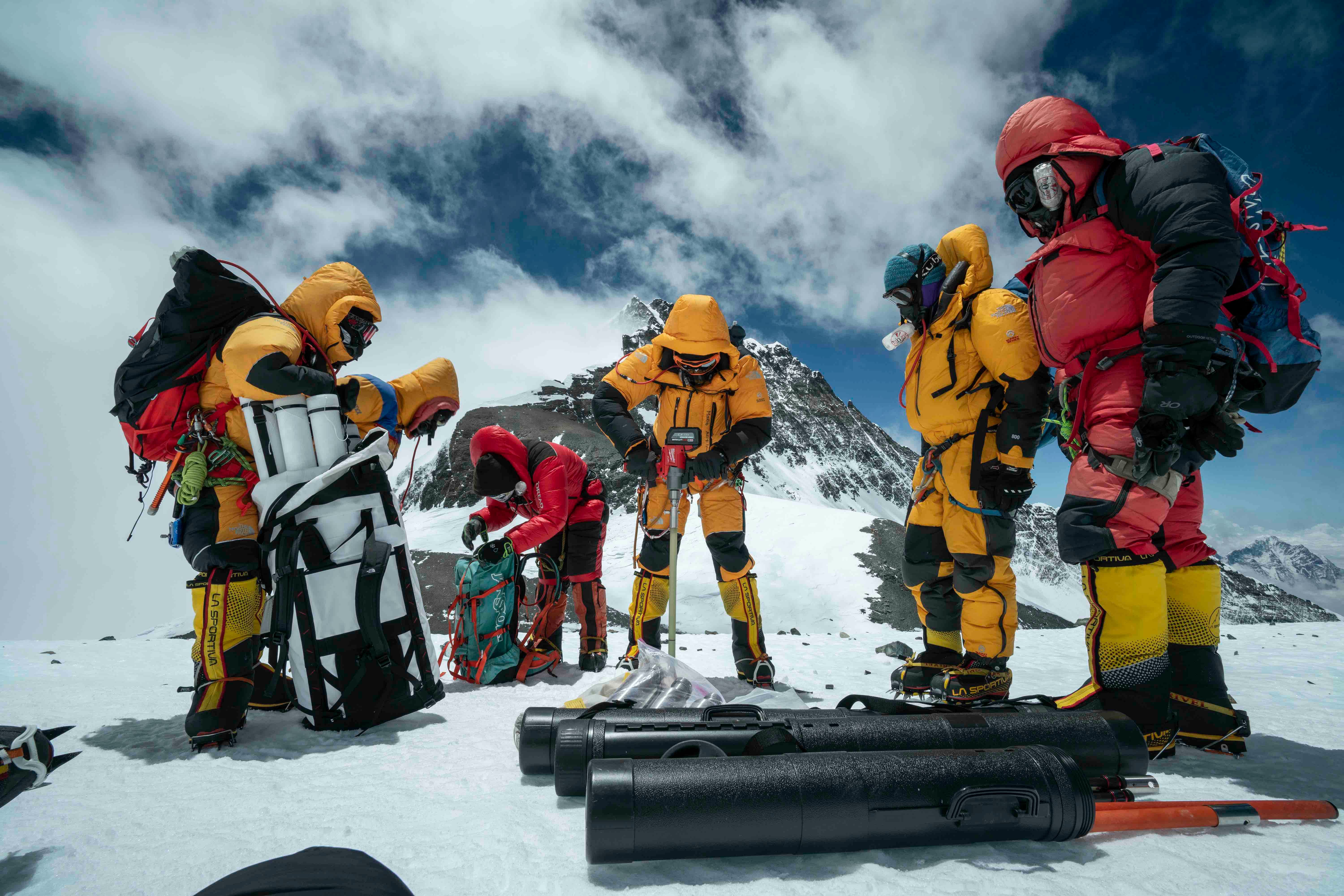 Mariusz Potocki leads the drilling of an ice core at the South Col with help from the high-altitude climbing team.