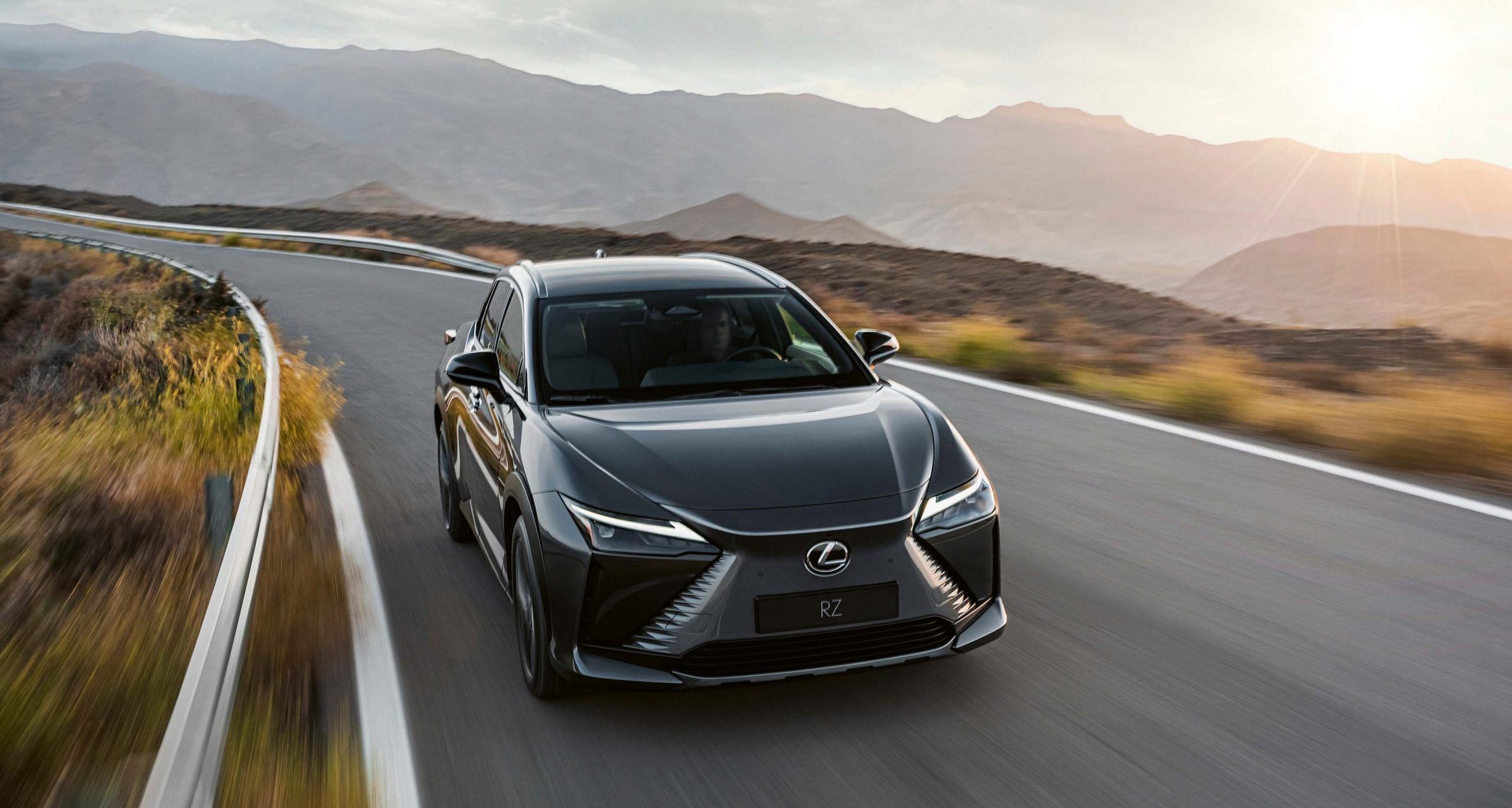 Lexus 2023. Лексус RZ. Лексус электрокар 2022. Lexus RZ 450e. Lexus представил электрический кроссовер RZ.