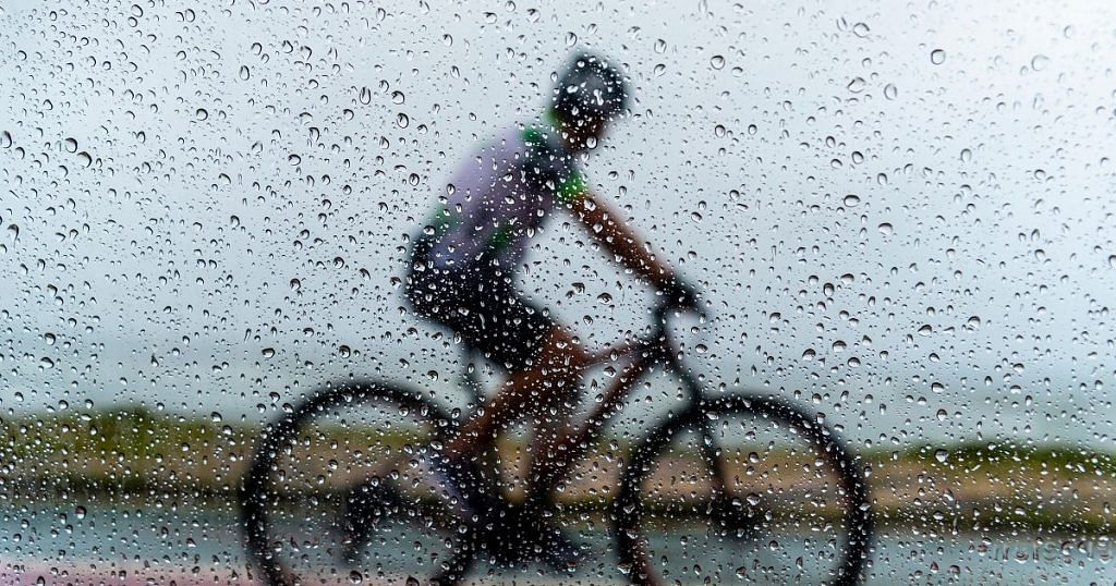 Top survival tips for cycling in the rain for your next cross-island trail