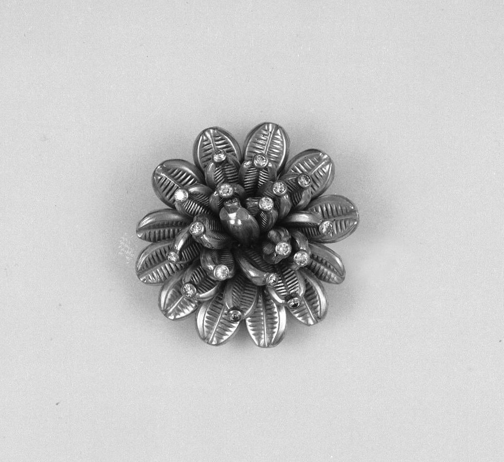 Photograph of a coffee-bean brooch, made of gold and diamonds, by Cartier from 1938.